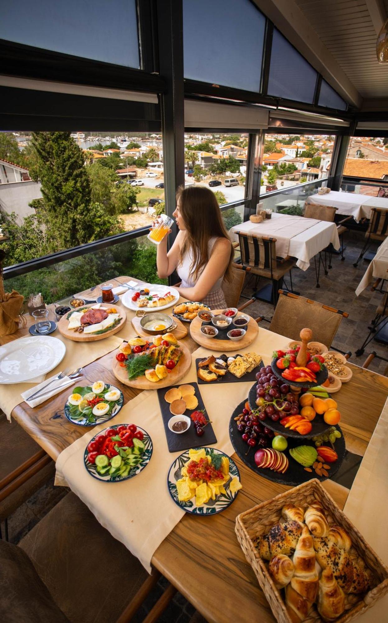 Parna Hotel Cunda Bagian luar foto